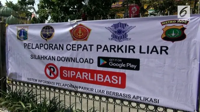 Dishub Jakarta Timur merazia kendaraan yang parkir disembarang tempat. Tindakan petugas ini berdasarkan aduan dari warga lewat aplikasi online