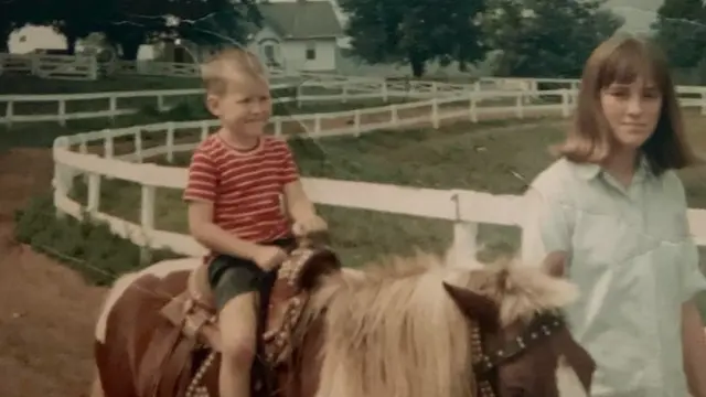 Keith Hoffman dan sang kakak di tahun 1965, beberapa waktu setelah ia mengaku transgender