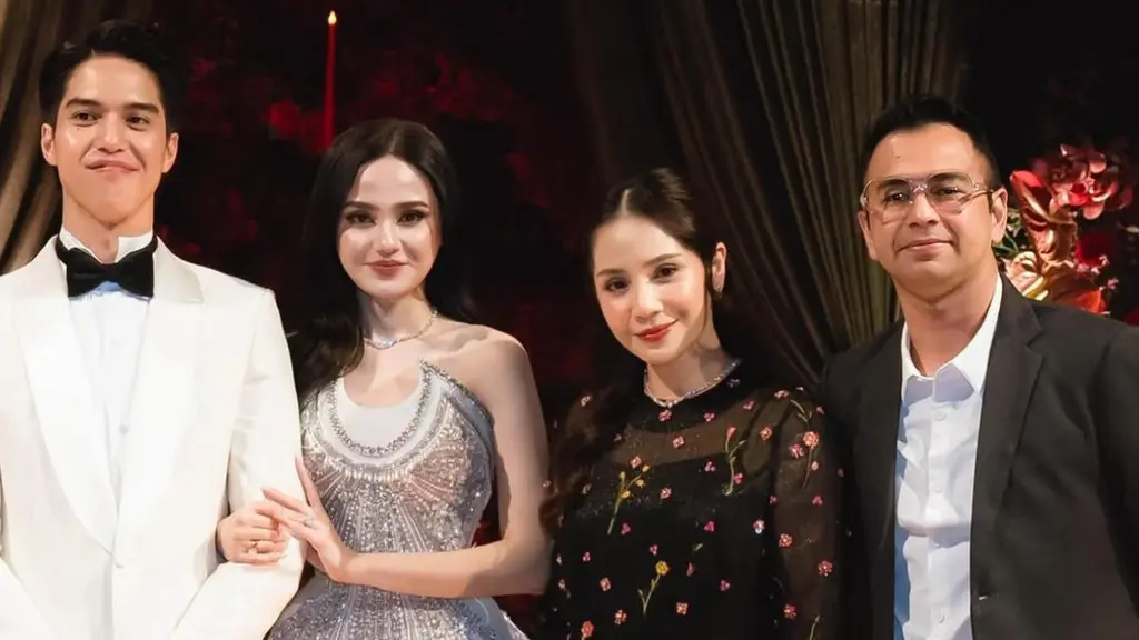 Nagita Slavina tampil mengenakan long dress hitam dengan bordiran bunga, didampingi suaminya Raffi Ahmad yang mengenakan setelan jas hitam. [@raffinagita1717]