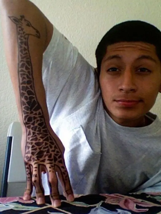 6 Tato di Bagian Tubuh Ini Absurd Banget, Enggak Habis Pikir