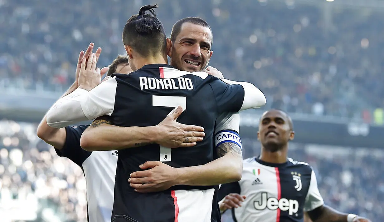 Pemain Juventus, Leoanrdo Bonucci dan Cristiano Ronaldo merayakan gol yang dicetak ke gawang Fiorentina pada laga Serie A di Stadion Allianz, Minggu (2/2/2020). Juventus menang 3-0 atas Fiorentina. (AP/Fabio Ferrari)