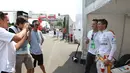 Moreno dan Rio berpose bersama di depan paddock Campos Racing. (Bola.com/Reza Khomaini)