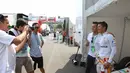Moreno dan Rio berpose bersama di depan paddock Campos Racing. (Bola.com/Reza Khomaini)