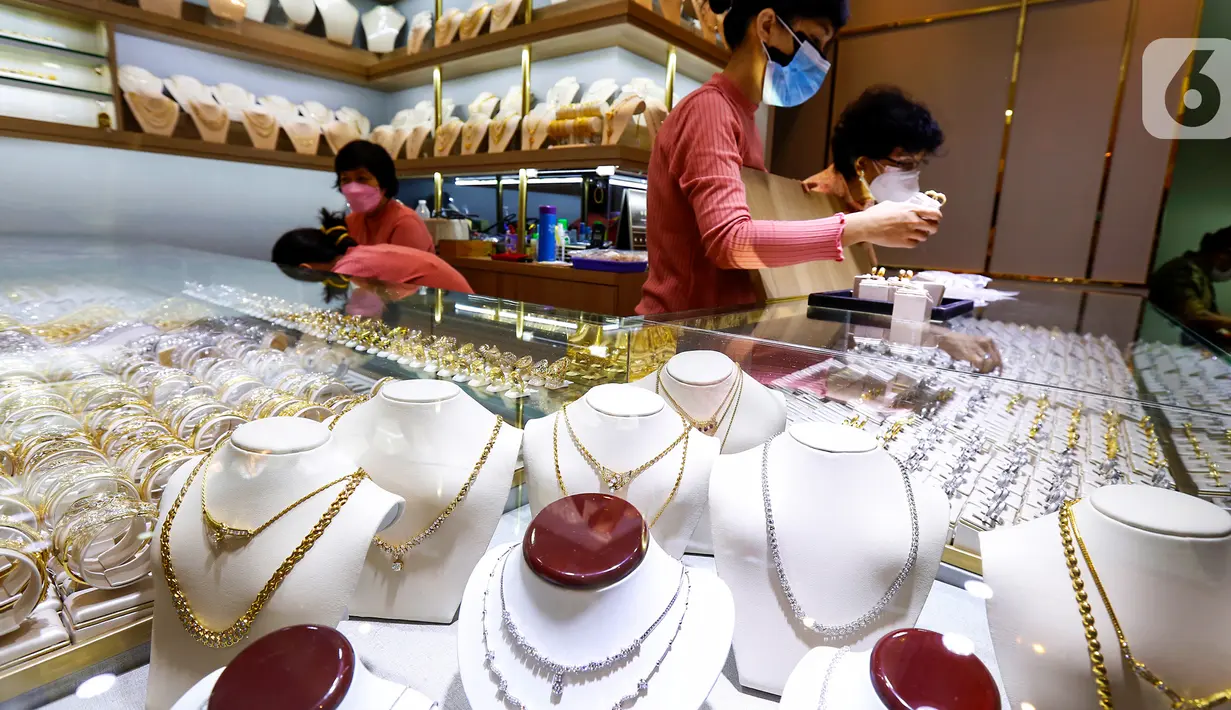 Pramuniaga merapikan perhiasan di sela-sela pembukaan New Jewellery Center di Gajah Mada Plaza, Jakarta, Senin (18/04/2022). PT Lippo Malls Indonesia (LMI) selaku pengelola Gajah Mada Plaza terus melakukan relokasi pada beberapa tenant untuk menempati area baru. (Liputan6.com/Fery Pradolo)