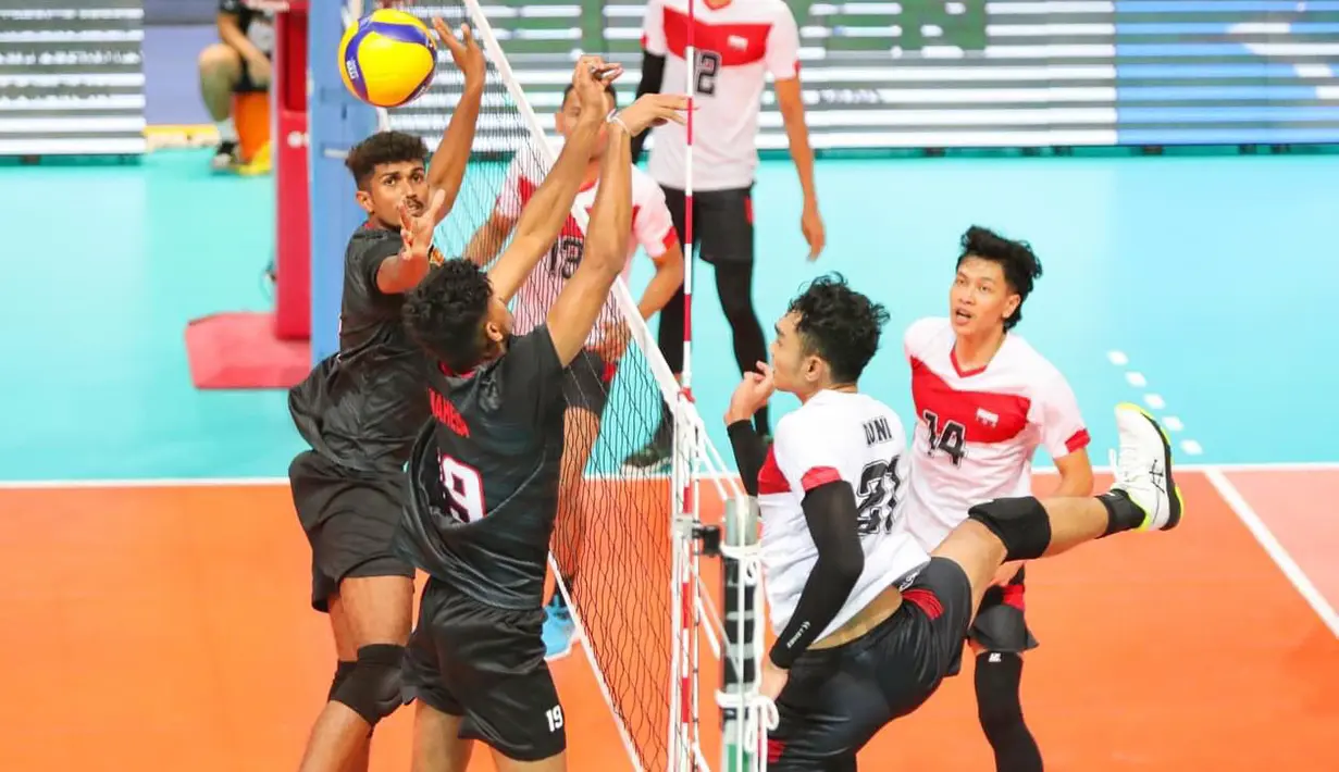 Pemain Timnas Voli Putra Indonesia, Doni Haryono melakukan spike ke arah pemain Timnas Voli Putra Bahrain pada laga Pool F AVC Challenge Cup for men 2023 di Chinese Taipei, Sabtu (8/7/2023). (Twitter/@AsianVolleyball)