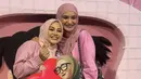 Shireen Sungkar memilih tampil kasual mengenakan kemeja warna pink yang dipadukan rok plisket dan hijab warna pink mauve. [@shireensungkar]