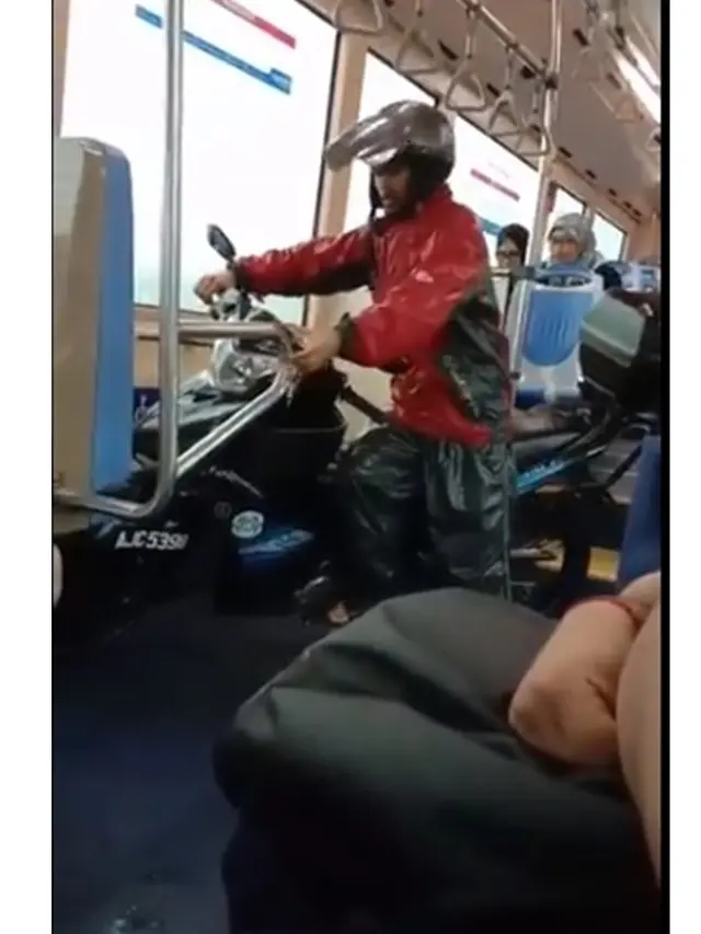 Aksi Pegawai Busway Biarkan Pengendara Motor Mogok Ikut Masuk Bus Ini Bikin Haru