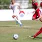 Pemain Timnas Indonesia U-19, Egy Maulana Vikri, melepaskan tendangan saat pertandingan melawan Brunei Darussalam pada laga Piala AFF U-18 di Stadion Thuwunna, Rabu (13/9/2017). Indonesia menang 8-0 atas Brunei Darussalam. (Liputan6.com/Yoppy Renato)