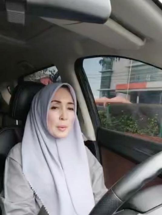 Usia 60 tahun tak menghalangi Henidar Amroe untuk berkativitas layaknya anak muda. Bahkan, ia juga masih menyetir mobil sendiri. (Foto: Instagram/@henidaramroe)