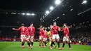Manchester United menang dramatis atas Leicester City dalam duel sengit 90 menit. MU tertinggal lebih dahulu, tapi berhasil membalikkan kedudukan dengan dua gol di babak kedua, mengamankan skor 2-1. Namun kemenangan Setan Merah diwarnai gol kontroversial Harry Maguire pada menit ke-90+3 yang membuat Ruud van Nistelrooy murka. (AFP/Oli Scarff)