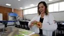 Ilmuwan Sandra Pascoe Ortiz membuat plastik biodegradable dari kaktus di laboratorium Universitas Valle de Atemajac (UNIVA), Zapopan, Jalisco, Meksiko, Rabu (31/7/2019). Kaktus memainkan peran baru dan inovasi dalam produksi plastik biodegradable. (ULISES RUIZ/AFP)