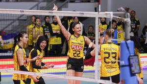 Pemain asing Gresik Phonska Plus, Annie Mitchem melakukan selebrasi usai berhasil mecetak poin untuk timnya ketika melawan Pertamina Enduro pada laga seri lima putaran kedua di GOR Candradimuka Padepokan Voli Jenderal Polisi Kunarto, Sentul Bogor, Minggu (22/2/2026) malam WIB. (Bola.com/Abdul Aziz)