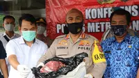 Polisi menunjukkan barang bukti daging oplosan sapi dengan celeng di Tangerang. (Liputan6.com/Pramita Tristiawati)