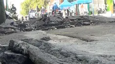 Saat banjir surut, beberapa ruas jalan di Kabupaten Sampang, Madura mengalami kerusakan. 