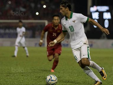 Striker Timnas Indonesia, Ezra Walian akan memiliki motivasi tinggi untuk mencdetak gol jika dimainkan pelatih melawan Kamboja pada laga terakhir Grup B cabang sepak bola SEA Games 2017.  (Bola.com/Vitalis Yogi Trisna)