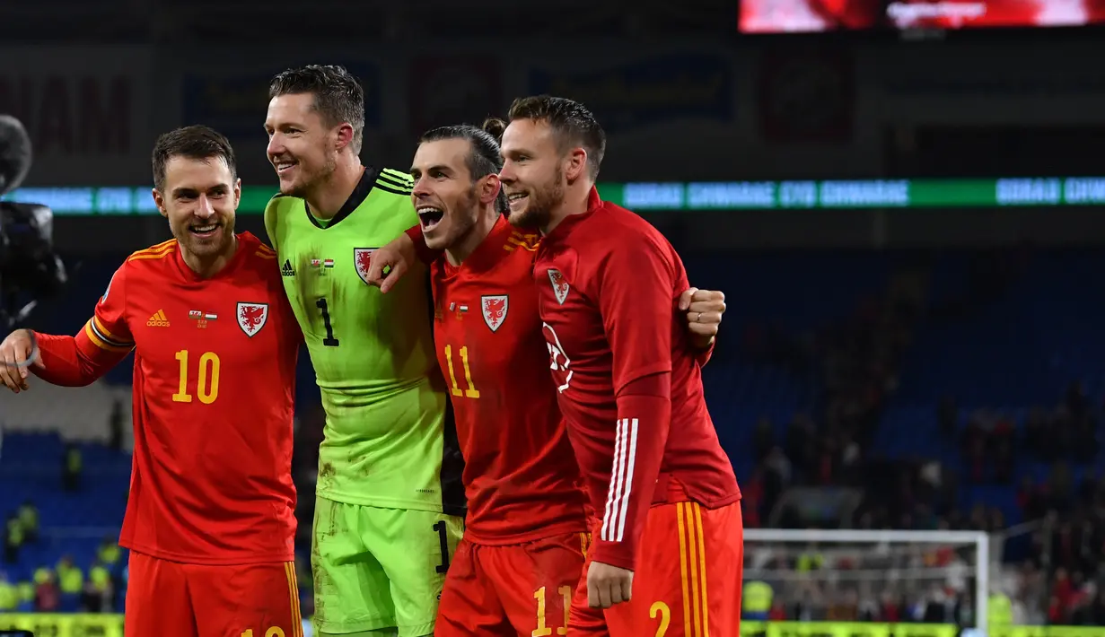 Para pemain Timnas Wales merayakan kemenangan tim mereka atas Hungaria pada laga Grup E Kualifikasi Piala Eropa 2020 di Cardiff City Stadium, Selasa (19/11/2019). Wales memastikan satu tempat di putaran final Piala Eropa 2020 setelah mengalahkan Hungaria 2-0. (Paul ELLIS/AFP)