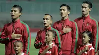 Pemain Timnas Indonesia saat melawan Thailand pada laga persahabatan di Stadion Pakansari, Bogor, Minggu, (03/6/2018). Indonesia bermain imbang 0-0 dengan Thailand. (Bola.com/M Iqbal Ichsan)