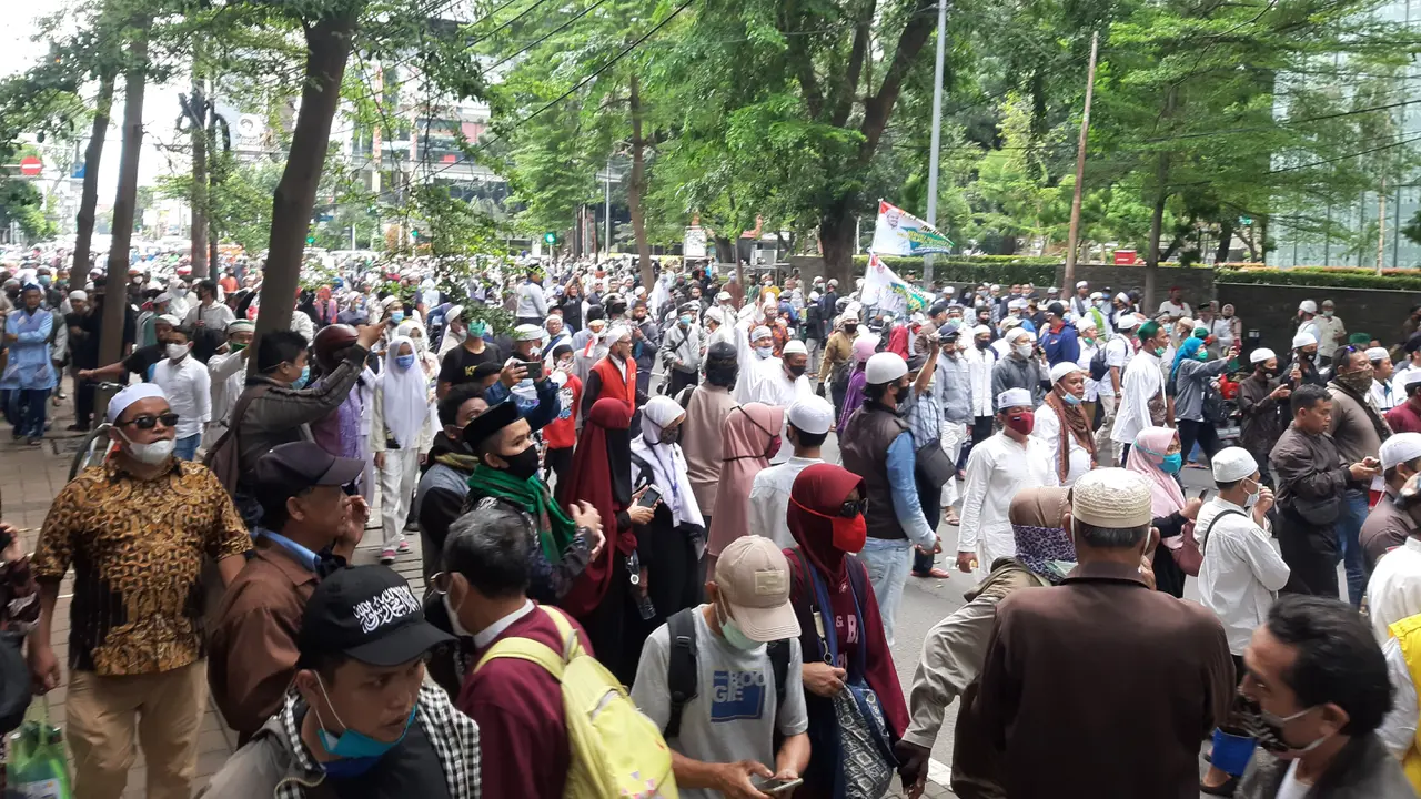 Massa 1812 Menuntut Pemimpin FPI RIzieq Shihab Dibebaskan.