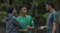 Pelatih Timnas Indonesia, Luis Milla, berdiskusi dengan pemainnya, Bagas Adi, usai latihan di Lapangan ABC Senayan, Jakarta, Jumat (19/1/2018). Pemusatan latihan ini dilakukan jelang Asian Games 2018. (Bola.com/Vitalis Yogi Trisna)