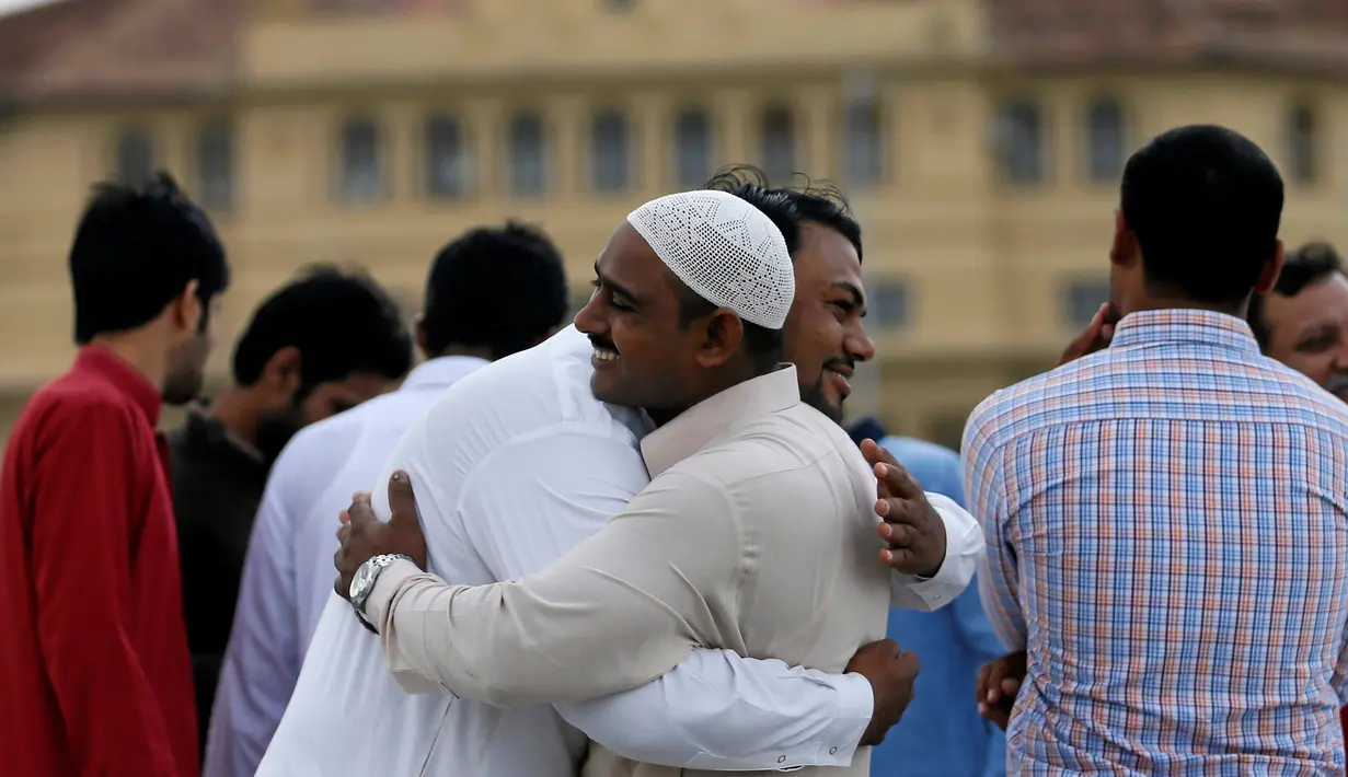 Warga muslim saling berpelukan setelah salat Idul Adha di Kolombo, Sri Lanka (12/9). (REUTERS / Dinuka Liyanawatte)