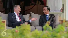 Presiden Jokowi mengobrol santai dengan Presiden Finlandia Sauli Niinisto di teras belakang Istana Merdeka, Jakarta, Selasa (3/11/2015). Pertemuan membahas tata kelola lahan gambut untuk antisipasi bencana kebakaran hutan. (Liputan6.com/Faizal Fanani)
