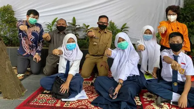 Fernando Uffie, Founder & CEO Kelas Pintar bersama Atang Trisnanto Ketua DPRD Kota Bogor; Bima Arya, Walikota Bogor; Monika Irayati, Founder Pusat Riset Pendidikan Masa Depan; dan perwakilan Siswa SMP Kota Bogor. Dok: Kelas Pintar