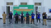Persib Bandung menyerahkan bantuan alat APD ke Pemprov Jabar, Selasa (19/5/2020). (Bola.com/Erwin Snaz)