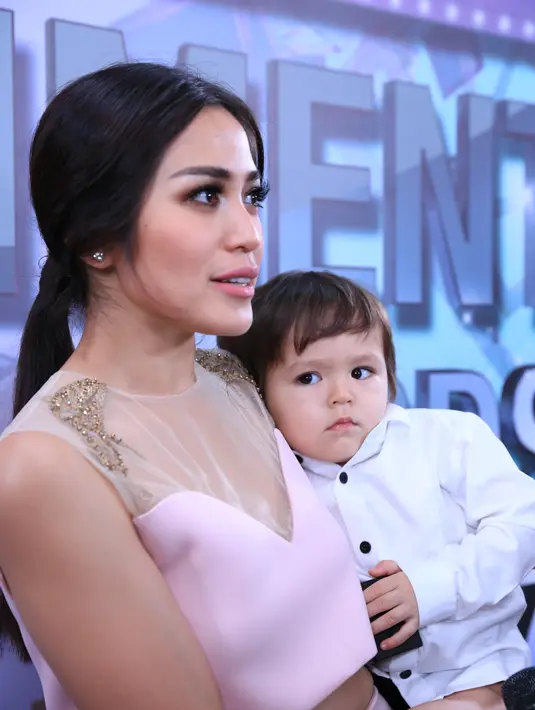Pemilik nama lengkap El Barack Alexander ini merupakan putra dari ibu muda Jessica Iskandar. Mengalahkan nama-nama bayi lainnya, El Barack berhasil dinobatkan sebagai Gorgeous Baby di Infotainment Awards 2017. (Adrian Putra/Bintang.com)