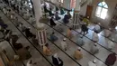 Umat muslim menerapkan jaga jarak aman atau physical distancing saat melaksanakan salat Jumat berjemaah selama Ramadan di sebuah masjid di Karachi, Pakistan, Jumat (1/5/2020). Umat muslim dunia melaksanakan Ramadan tahun ini di tengah pandemi COVID-19. (Asif HASSAN/AFP)