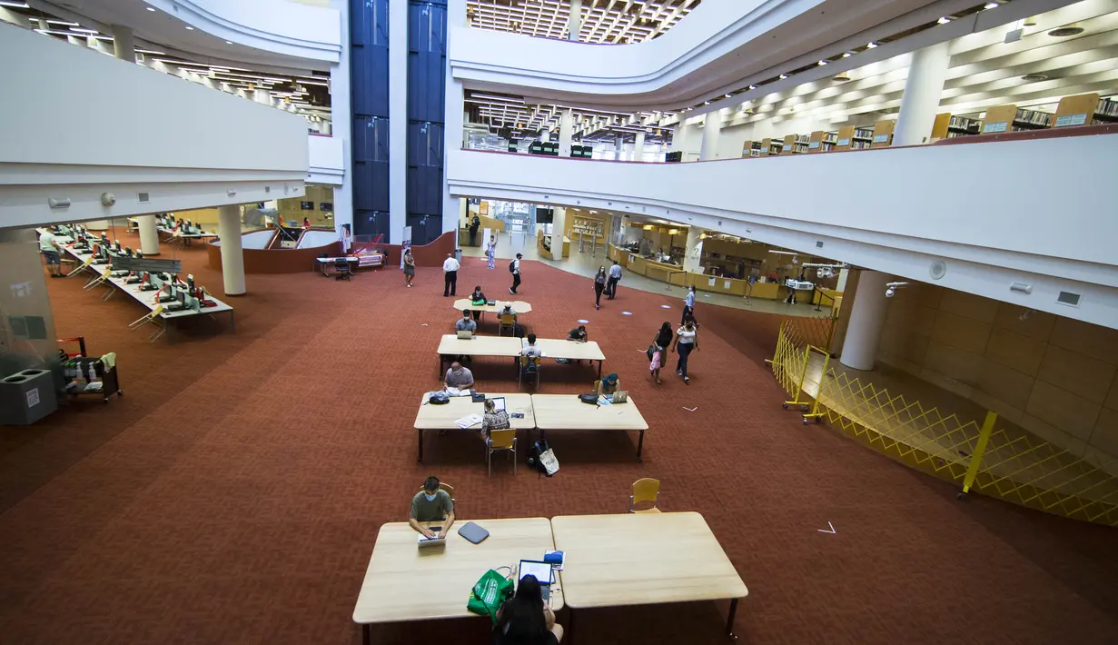 Orang-orang memakai masker saat belajar di perpustakaan Toronto, Kanada (24/8/2020). Masyarakat dapat masuk ke dalam perpustakaan untuk mencari dan meminjam buku, menggunakan Wi-Fi, dan mengakses layanan referensi cepat, serta bekerja, belajar, mencetak, atau memfotokopi. (Xinhua/Zou Zheng)