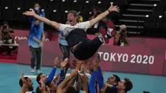 Pemain Prancis melemparkan pelatih kepala Laurent Tillie ke udara saat mereka merayakan kemenangan atas Russian Olympic Committee pada pertandingan final bola voli putra Olimpiade Tokyo 2020 di Tokyo, Jepang, Sabtu (7/8/2021). Prancis mengalahkan ROC 3-2. (AP Photo/Frank Augstein)