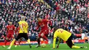 Gelandang Liverpool, Roberto Firmino, berusaha melewati gelandang Watford, Will Hughes, pada laga Premier League di Stadion Anfield, Liverpool, Sabtu (14/12). Liverpool menang 2-0 atas Watford. (AFP/Paul Ellis)