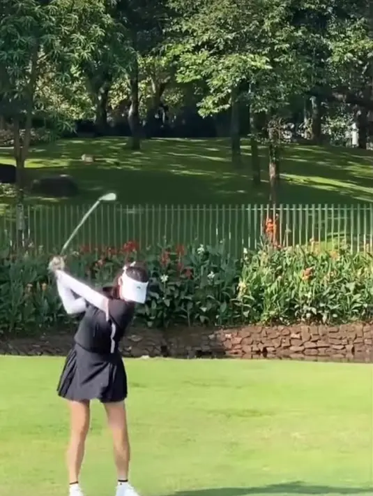 Pemeran ‘Bestie’ itu tampil stylish dengan polo shirt hitam dan rok tenis hitam saat olahraga golf. [Credit: @gegeelisa94].