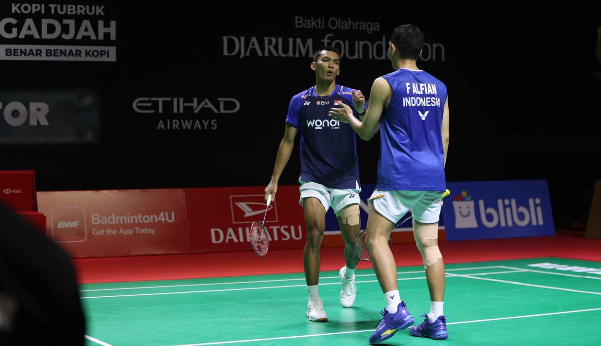 Hasil ini didapat usai mengalahkan ganda putra Indonesia lainnya, Leo Carnando/Bagas Maulana. Tampak dalam foto, pebulu tangkis ganda putra Indonesia, Fajar Alfian/Muhammad Fikri saat bertanding melawan Leo Carnando/Bagas Maulana pada babak 16 besar Indonesia Masters 2026 di Istora Gelora Bung Karno, Senayan, Jakarta, pada Kamis (22/1/2026). (Bola.com/M Iqbal Ichsan)