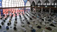 Umat muslim menerapkan jaga jarak aman atau physical distancing saat melaksanakan salat Jumat berjemaah selama Ramadan di Masjid Data Darbar, Lahore, Pakistan, Jumat (1/5/2020). Umat muslim dunia melaksanakan Ramadan tahun ini di tengah pandemi COVID-19. (ARIF ALI/AFP)