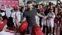 Legenda sepak bola Inggris, David Beckham, menyapa fans cilik di Stadion Soemantri Brodjonegoro, Jakarta, Minggu (25/3/2018). AIA membagikan 10.000 bola kepada akademi sepak bola di Indonesia. (Bola.com/M Iqbal Ichsan)