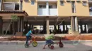 Anak kecil bermain sepeda di halaman Rusunawa Muara Baru, Jakarta, Kamis (21/05/2015). Fasilitas rusunawa muara baru akan di tambah dan diperlengkap seperti pembangunan Ruang Publik Terpadu Ramah Anak (RPTRA). (Liputan6.com/Herman Zakharia)