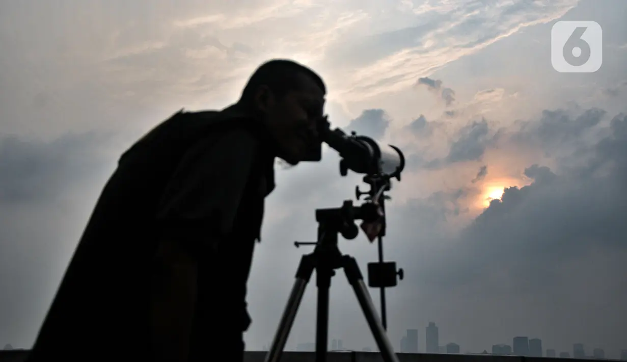 Anggota Tim Hisab dan Rukyat Kemenag, Khofif menerangkan terkait Periode Lunasi 2023 dan Fase Bulan yang menjadi bagian dari metode hisab dan rukyat penentuan pergantian bulan Islam. (merdeka.com/Iqbal S. Nugroho)
