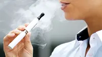 Belum ada penelitian yang menyatakan menghisap rokok elektrik aman. (Foto: reason.com)