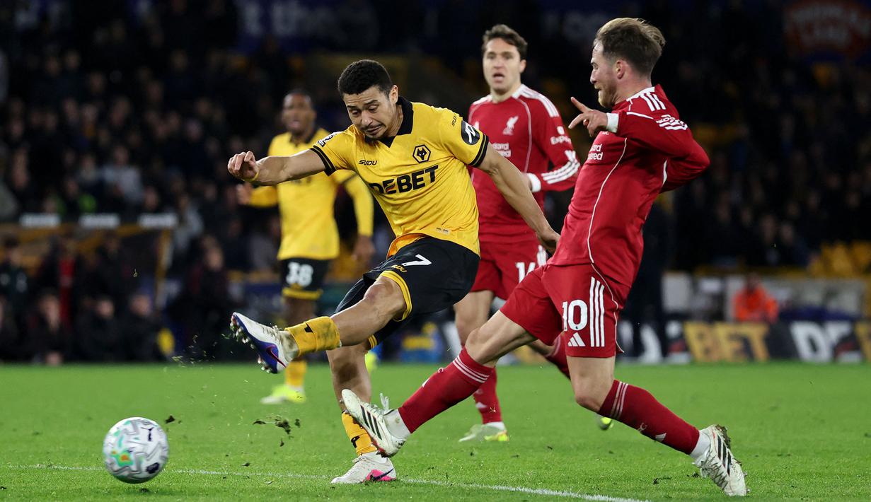 Mimpi buruk Liverpool datang pada menit injury time ketika Andre Trindade melepaskan tembakan dari luar kotak penalti. Bola tembakannya berbelok arah dan masuk ke gawang The Reds setelah mengenai Joe Gomez. (AFP/Darren Staples)