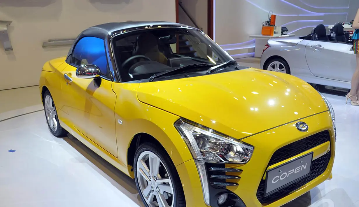 Pada ajang IIMS 2014, Daihatsu menampilkan 2 Unit Copen model baru agar masyarakat Indonesia lebih mengenal mobil yang stylish dan sporty ini, Jakarta, (18/9/14). (Liputan6.com/Miftahul Hayat)