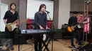 Once Mekel beraksi saat peluncuran album baru di kawasan Kemang, Jakarta, Rabu (16/12/2015). Once mengeluarkan album keduanya yang berjudul Intrinsik. (Liputan6.com/Angga Yuniar)