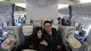 "Selesai sudah ngasuh pengantin ❤," tulis ibunda Raffi Ahmad tersebut dalam keteranga foto Syahnaz dan Jeje saat di pesawat pada 2 Mei silam. (Instagram/amy_r_qanita)
