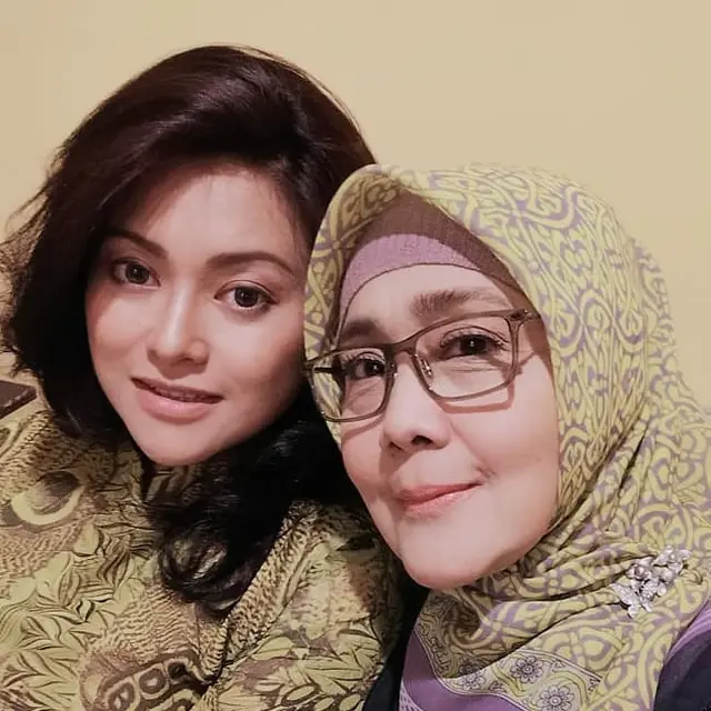 6 Potret Kebersamaan Nessa Sadin dan Uci Bing Slamet, Sama-sama Awet Muda