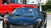 Mengintip Aksi Paris Hilton Panas-panasan di Mobil Tanpa Atap