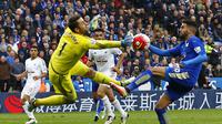 Penyerang Leicester City, Riyad Mahrez (kanan) berusaha menaklukkan kiper Swansea City, Lukasz Fabianski, pada laga di King Power Stadium (24/4/2016). Mahrez dkk akan berjibaku kontra Manchester United, malam ini, di Stadion Old Trafford.  (Reuters/Darren