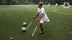 Pesepak bola Tim Garuda Indonesia Amputee Football (INAF) berlatih di Lapangan Bola Sport Club Serenia Mansion Jakarta, Selasa (12/7/2022). Timnas Garuda INAF kembali menggelar latihan dalam rangka persiapan mengikuti Piala Dunia 2022 di Turki pada Oktober mendatang. (Liputan6.com/Johan Tallo)