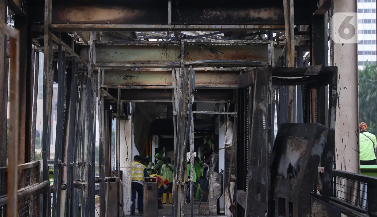 Kondisi halte transjakarta Tosari yang dibakar massa perusuh di Jakarta, Jumat (9/10/2020). Demo menolak omnibus law Undang-Undang (UU) Cipta Kerja diwarnai kericuhan dan pembakaran terhadap sejumlah halte Transjakarta. (Liputan6.com/Angga Yuniar)