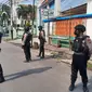 Pasukan Gegana Brimob Polda jateng berjaga di sekitar lokasi penemuan benda mencurigakan dekat kediaman wali Kota Solo Gibran Rakabuming. (Liputan6.com/Fajar Abrori)