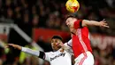 Bek MU, Phil Jones (kanan) berebut bola udara dengan penyerang West Ham United, Ashley Fletcher di perempat final Piala Liga (EFL Cup) di Stadion Old Trafford, Inggris, (1/12). MU menang telak atas West Ham dengan skor 4-1. (Reuters/Phil Noble)